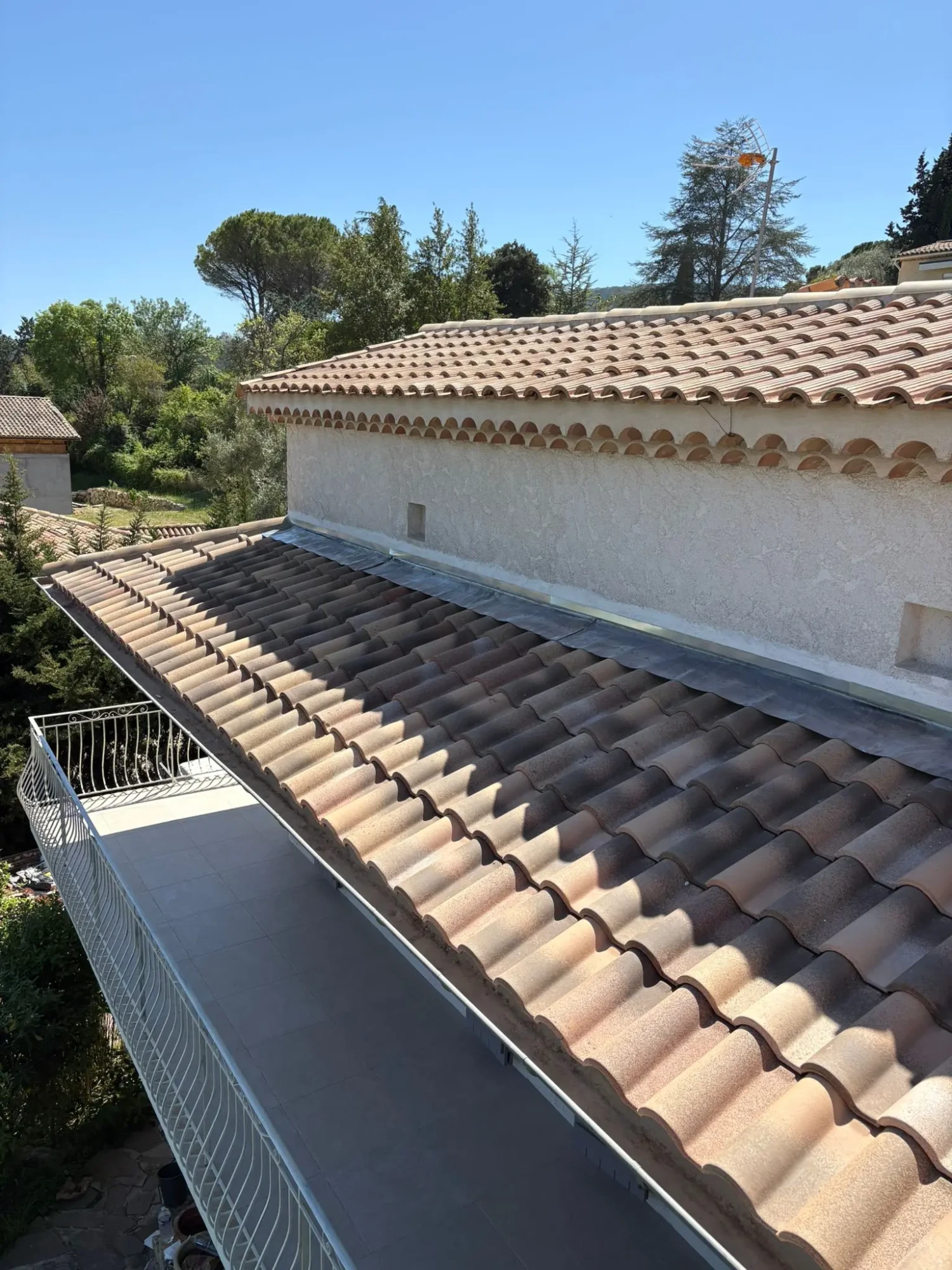 rénovation toiture Brignoles remplacement tuiles cassées